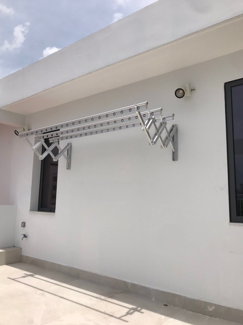 Giàn phơi đồ thông minh gắn tường xếp ngang